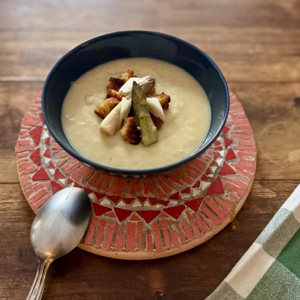 Velouté vitalité aux asperges & croûtons dorés