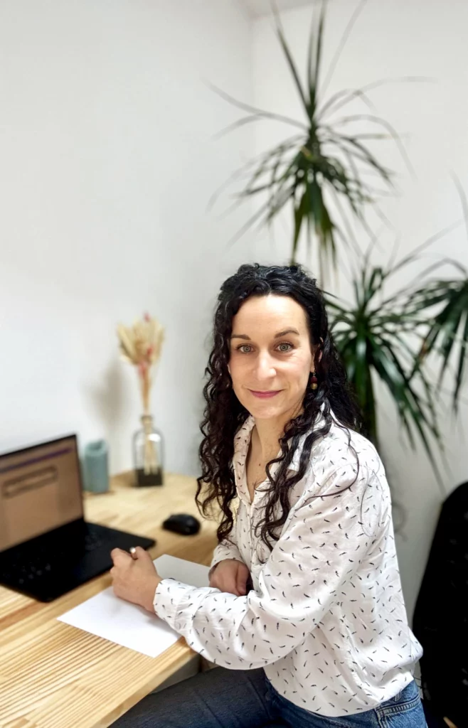 Naturopathe et ancienne infirmière prenant des notes lors d'une consultation sommeil en visio