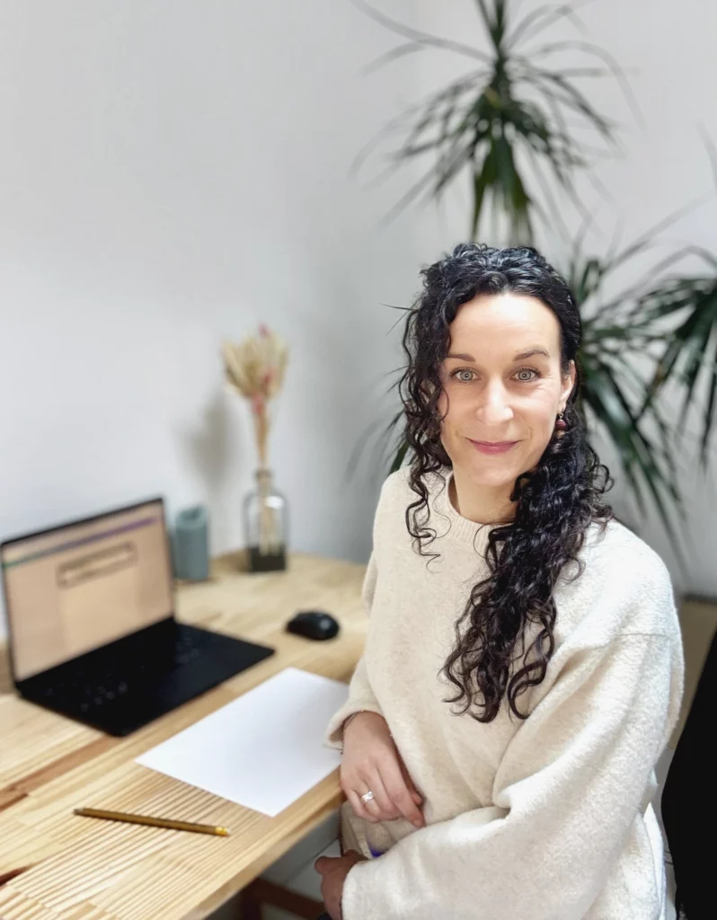 Naturopathe spécialisée en sommeil souriant dans son espace de consultation