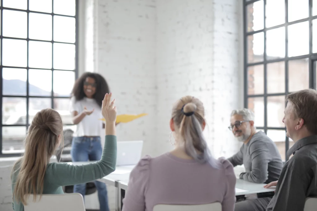 Groupe en atelier professionnel avec une animatrice explicative