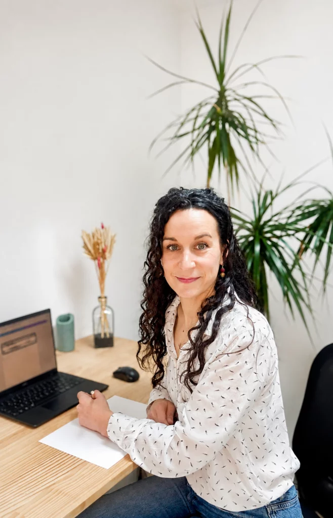 Naturopathe et ancienne infirmière prenant des notes lors d'une consultation sommeil en visio