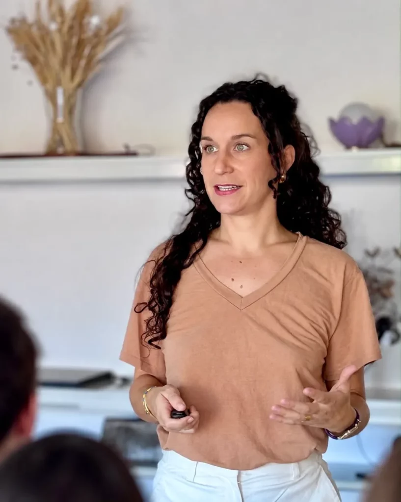 Valérie Verdie animant un atelier de prévention santé devant des participant·es
