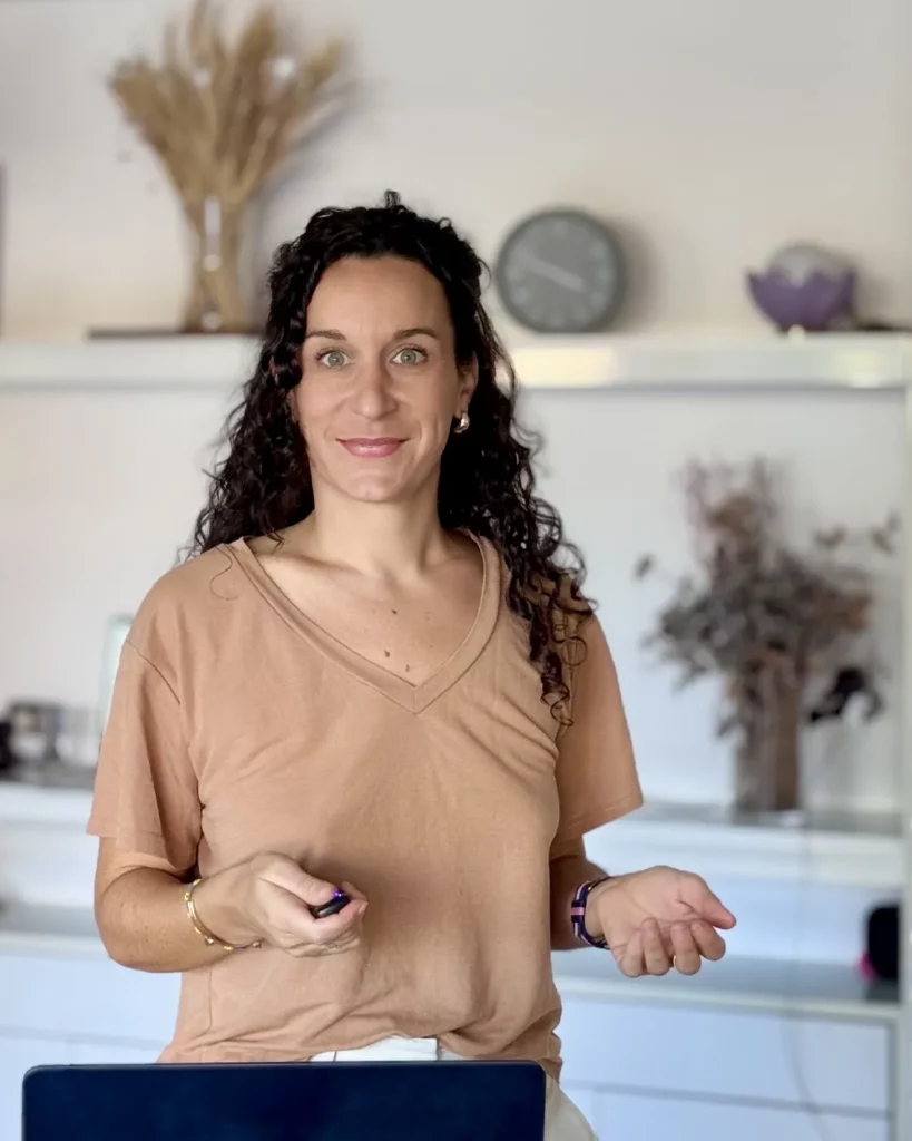 Valérie Verdie, naturopathe, souriante, animant un atelier de prévention santé